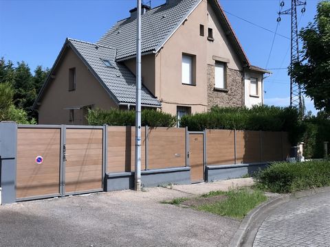 Charmante maison mitoyenne d’un côté à Thionville - Quartier calme Découvrez cette maison de 90 m2, idéale pour un cadre de vie confortable et pratique. Située dans un quartier paisible, elle a tout pour vous séduire. Au rez-de-chaussée : • Une entré...