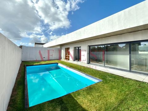 Casa de una sola planta T4, con 3 suites, piscina, jardín, garaje en Azeitão, situada en una parcela de 467m2. Totalmente equipada y con acabados de alta gama, esta villa cuenta con las siguientes estancias/zonas: Salón comedor de 40m2 en espacio abi...