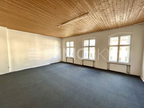 Are you looking for a bright living oasis in quiet Spandau? Discover your dream apartment in Spandau Neustadt! This spacious, light-flooded apartment with an area of 103 m² is waiting to be explored by you. With three spacious rooms, the apartment of...