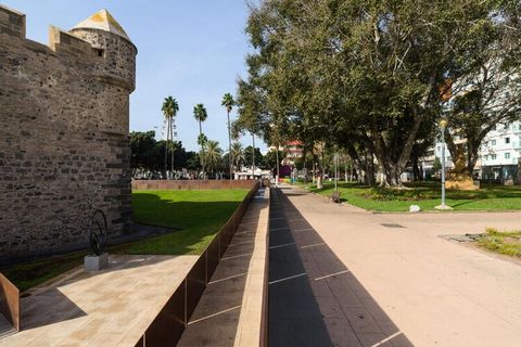 Casa vacanze confortevole e spaziosa con splendida vista sul porto di Las Palmas, a soli 300 metri dalla spiaggia di Las Canteras e con un piccolo balcone che offre splendide viste sul molo e sulle navi da crociera che attraccano nella zona. Casa di ...