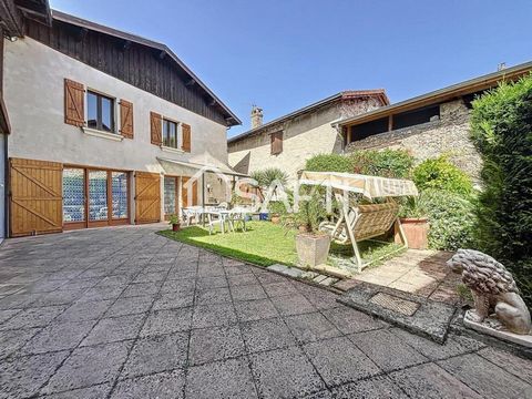 Située en plein cœur du village, venez découvrir cette maison familiale de 200 m² avec un agréable jardin disposant d'une terrasse et une cuisine extérieure. Elle bénéficie également de plusieurs dépendances à aménager selon vos envies et vos projets...