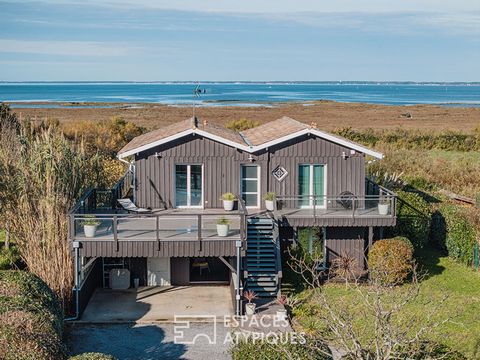 Au coeur de Gujan-Mestras, face au Bassin d'Arcachon, cette Villa d'exception est nichée en première ligne, dans un cadre naturel préservé. Cette villa de plus de 200 m2 s'étend sur une parcelle de 800 m2. Elle conjugue espace, confort et élégance, o...