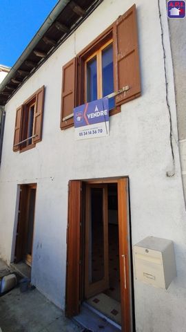 IM HERZEN DES DORFES OUST Dieses Haus liegt im Herzen des sehr geschäftigen Dorfes Oust, in der Nähe von Geschäften, einer Schule, Wanderwegen und nur 20 Minuten von Saint-Girons entfernt und eignet sich perfekt für eine Mietinvestition oder ein Zwei...