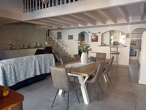 Proche de toutes les commodités de la commune, venez découvrir cette villa sur 2 niveaux de 114m² avec cour privative et garage. En plain pied, vous disposerez d'un séjour très lumineux de 45m² avec une cuisine semi-ouverte aménagée et équipée, d'une...