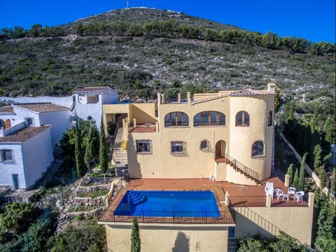 Esta villa sorprendentemente grande de 4 dormitorios está situada en Cumbre Del Sol. Al entrar en la villa desde el nivel de la calle, se accede a una amplia sala de estar con unas vistas increíbles. Junto a la sala de estar con chimenea y comedor se...