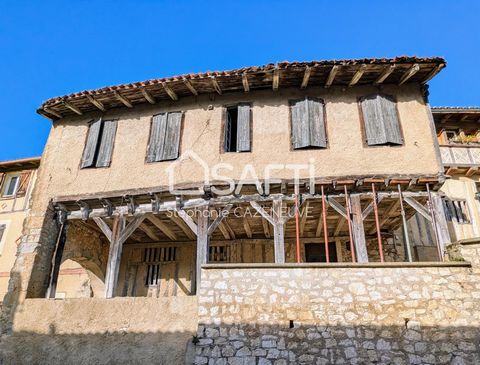 À découvrir : Une bâtisse médiévale pleine de potentiel au cœur de Castelnau-Barbarens Plongez dans l'histoire avec cette maison du XIIe siècle, idéale pour les amoureux de rénovation et d'authenticité. Située au centre du village, cette bâtisse offr...