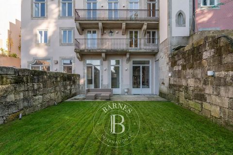 Duplex apartment with 3 bedrooms en suite in the heart of Porto, in Cedofeita. Inserted in a private condominium, the result of the rehabilitation of a 19th century mansion. The apartment has one parking space outside and two inside. Features: - Air ...