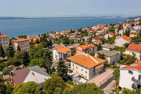 Charmerende villa lejlighed med overdækket terrasse og fantastisk havudsigt er beliggende i stedet Dramalj. Det er en lille turistby forbundet med Crikvenica med lang sti omgivet af middelhavs vegetation kaldet Lungo mare. Indkvartering er beliggende...