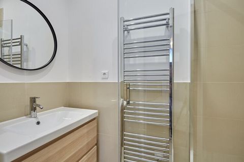 Welkom in ons sublieme appartement gelegen rue de Courcelles op de hoek van rue de la boétie in Parijs, een juweel van 66m² volledig gerenoveerd met hoogwaardige afwerkingen voor absoluut comfort. Dicht bij Matignon, de Champs Elysées, de Arc de Trio...