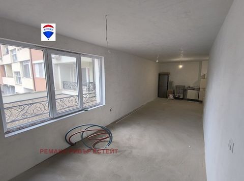 RE/MAX presenteert u met genoegen een EXCLUSIEF appartement met twee slaapkamers en een garagecel in het centrum van de stad. Het appartement is gelegen op de eerste verdieping, het tweede gebouw volgens BDS. De verwarming is met centrale verwarming....