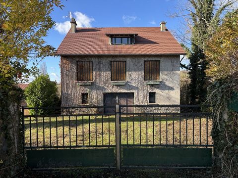 Aangename lichte eengezinswoning gelegen dicht bij het centrum van Cusset en winkels, ca. 178 m2 hab Begane grond: 2 slaapkamers met berging en waterpunt, stookruimte, garage 1ste verdieping: inkomhal, ingerichte en semi-ingerichte keuken, bijkeuken,...