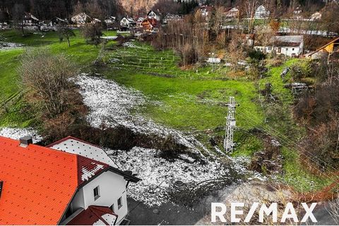 Wij bemiddelen bij de verkoop van bouwgrond in het dorp Dobeno in de gemeente Mengeš. Volgens gegevens van GURS meet het land 1.556 m2 en vertegenwoordigt het 442 m2 landelijk vestigingsgebied en 1.114 m2 landbouwgrond. De aansluitingen bevinden zich...