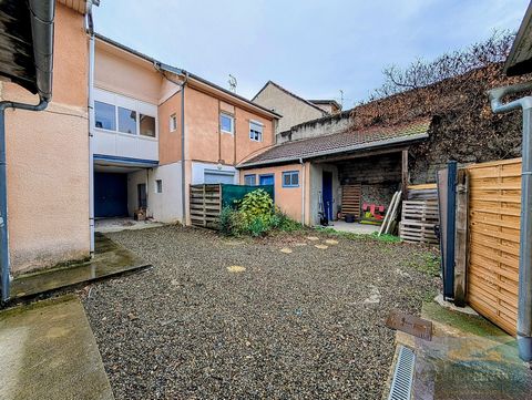 Idéalement situé sur le secteur du Jardin Massey à Tarbes, très bel immeuble de caractère en galets de l'Adour. Cet immeuble est composé de 3 appartements tous loués, pour un revenu locatif annuel de 25440 € TTC. Le premier appartement est un T5 d'en...