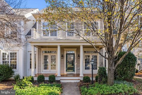 Rare offering in Purcellville VA of a private end unit upscale Townhome that lives like a single family in convenient Courtland Square minutes to shopping, restaurants, wineries, breweries and recreation opportunities. 4 bedrooms. 3.5 baths, gourmet ...