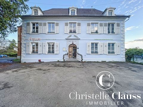 ALTKIRCH - Duplex appartement in een herenhuis in het historische centrum Het appartement bestaat uit een entree, een woonkamer met ingerichte en uitgeruste keuken, een hal en een toilet. Boven vindt u twee slaapkamers, evenals een badkamer met toile...