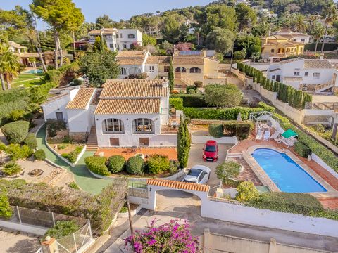 Situated in the desirable Toscal area of Jávea, this delightful 3-bedroom, 2-bathroom villa combines modern amenities with peaceful living. Set on a sunny, south-facing plot, the property features a private pool, lush Mediterranean gardens, and a ver...