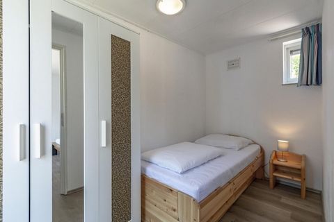 Welkom bij Duinland 190, een heerlijke vakantiebungalow die perfect is voor een ontspannen vakantie in de buurt van het prachtige strand van Sint Maartenszee. Dit uitnodigende huis beschikt over een ruime, groene tuin met een beschut terras, wat de i...