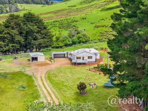 Vanuit de verhoogde ligging en met een prachtig uitzicht op de vallei heeft dit comfortabele familiehuis met drie slaapkamers voldoende ruimte voor het hele gezin om achterover te leunen en te ontspannen. Het aanbieden van een rustige levensstijl op ...