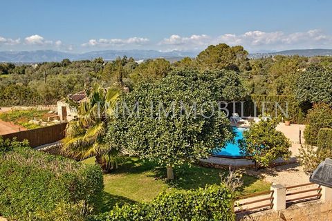 Esta casa de campo de alta calidad en una ubicación perfecta cerca de S'Aranjassa con vistas a la sierra de Tramuntana y algunas vistas lejanas de la bahía de Palma ofrece posibilidades casi infinitas. La espaciosa casa principal con una agradable al...