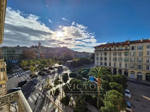 Dachgeschoss - 7/8p von 240m² mit Aufzug. In einer der schönsten Bourgeois von Nizza mit intakten Gemeinschaftsräumen. Blick auf den grünen Korridor, die Altstadt von Nizza und das Schloss. 4 Schlafzimmer, 3 Bäder, 3 Balkone, Terrasse, hohes Potenzia...