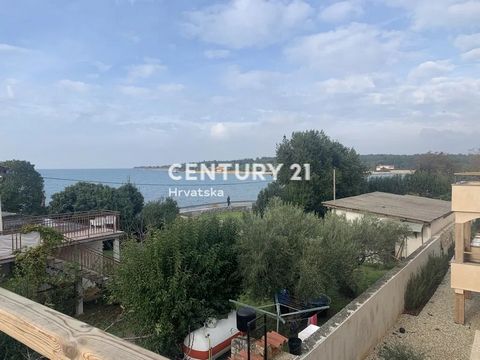 UMAG, ZWEIZIMMERWOHNUNG ZUM VERKAUF IN EINEM NEUBAU NUR 50 M VOM MEER ENTFERNT MIT MEERBLICK In einem kleinen Dorf mit schönen Stränden, nur 4 km von Umag und nur 50 m vom Strand entfernt, gibt es zwei Gebäude mit 12 Wohnungen und privaten, eingezäun...