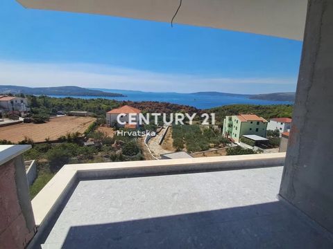 En las inmediaciones de Trogir, mediamos en la venta de un edificio residencial de 22 apartamentos, construcción de calidad y diseño moderno, a 600m del mar. El apartamento 22 se encuentra en el tercer piso del edificio, el interior es de 99.90m2, y ...