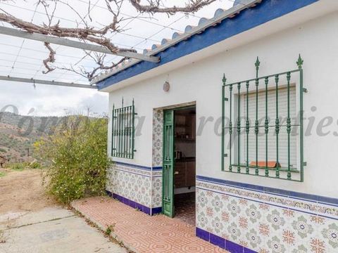 Finca rústica ubicada cerca del pintoresco pueblo de Corumbela. La propiedad consta de tres parcelas contiguas, que suman un total de aproximadamente 12.300m2, con una extensa plantación de árboles frutales. Dispone de un pozo privado que abastece de...