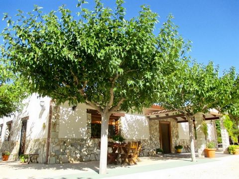 Propiedad y ubicación Ubicada a 5 minutos en coche de Petrer y de la autopista esta casa de campo de lujo en Alicante ofrece la paz y la tranquilidad del campo pero no obstante está cerca de todos los servicios El aeropuerto y la playa están a unos 4...