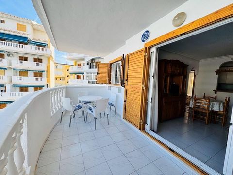 Dit is een woning gelegen in de privé urbanisatie Viñamar 6, La Mata, Torrevieja aan de Costa Blanaca. Slechts 300 meter van het strand en in de beste buurt van La Mata. Het huis heeft 60 m2 verdeeld in een woon-eetkamer, 2 slaapkamers, 1 complete ba...