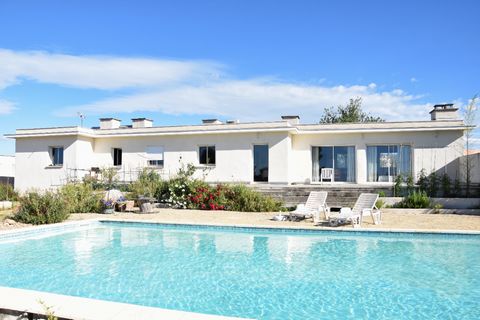 Christophe HERRERO vous propose une villa de plain pied de 190m² habitable + annexes de 200 m², Pool house avec piscine, belles terrasses et grand garage de 81m² sur un terrain d'environ 7000 m² . Un magnifique point de vue avec vue MER. Il vous rest...