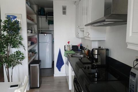 Ce charmant appartement de 70 m² au cœur de Cannes peut accueillir jusqu'à 4 personnes. Situé au premier étage (sans ascenseur), il dispose de deux chambres avec 2 lits simples et 1 lit double, idéales pour les familles ou les petits groupes. Le salo...