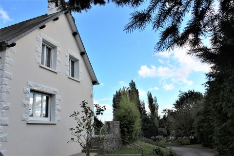 Maison Néo-Bretonne lumineuse des années 60, couverte sous ardoises naturelles, implantée sur une grande parcelle sans vis à vis, plus son extension de 34m² avec entrée indépendante (local professionnel), chalet aménagé... Située à 1km du supermarché...