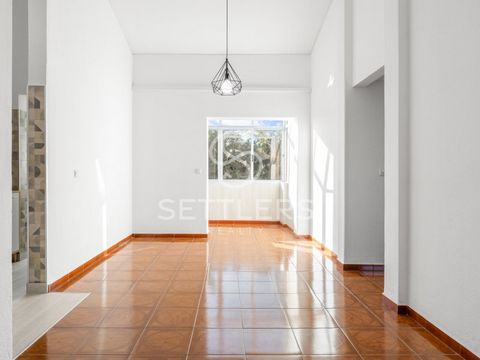 3-bedroom apartment, partially renovated, located on the third floor without an elevator, in Torre, Cascais. Only 750 metres from the sea, it consists of: Living room (25.5 m²) with a closed balcony offering lateral sea views, facing west, open-plan ...