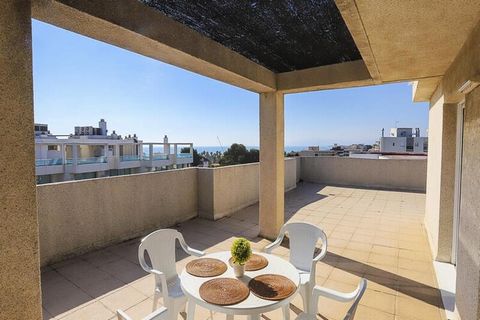 Precioso y confortable apartamento de un dormitorio con una espectacular terraza, ubicado en una zona céntrica y tranquila de Salou. El apartamento es abuhardillado y dispone de un dormitorio con dos camas individuales. Salón-comedor con sofá cama, T...