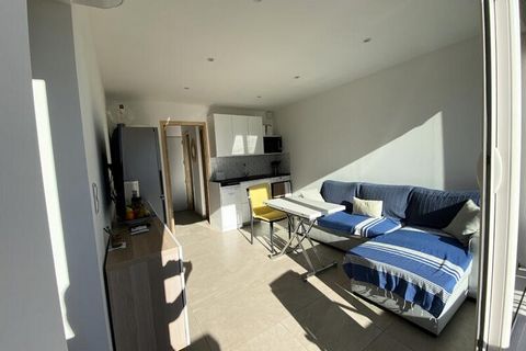 Dit onlangs gerenoveerde appartement met airconditioning is perfect voor een gezin of een kleine groep en biedt comfortabele accommodatie voor maximaal vier personen. Het beschikt over een veelzijdige woonruimte met een slaapbank in de woonkamer en s...