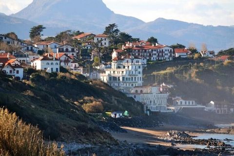 Im Herzen von Guethary, einem kleinen baskischen Dorf zwischen Biarritz und St. Jean de Luz, in einer ruhigen Gegend, werden Sie die Lage dieses Apartments zu schätzen wissen. Ideal gelegen, nur 5 Gehminuten von den Stränden und Geschäften entfernt. ...