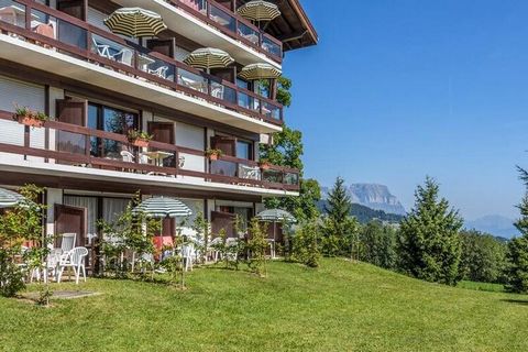 Dieses charmante Chalet bietet einen komfortablen Aufenthalt mit einem Wohnzimmer mit einem Doppelschlafsofa, das zum Entspannen einlädt. Der Schlafbereich umfasst eine Kabine mit 2x2 Etagenbetten, ideal für Familien oder Gruppen. Das Anwesen ist hau...