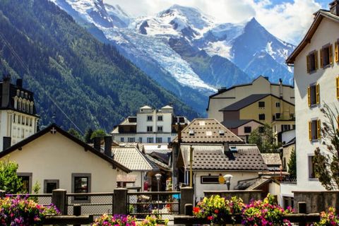 Residenz „L’Espace Montagne“, auf 4 Stockwerken. 50 m vom Zentrum entfernt. Infrastruktur der Residenz: Aufzug. Geschäfte 100 m, Einkaufszentrum 200 m, Restaurant 30 m, Bahnhof „Chamonix Mont-Blanc“ 300 m. Golfplatz (18 Löcher) 3 km, Sportzentrum 500...