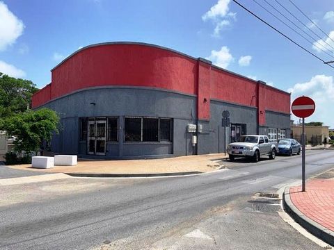 Locatie - Locatie - Locatie! Multifunctioneel gebouw! Welkom bij een uitzonderlijke commerciële kans in het hart van Downtown Oranjestad, Aruba! Dit eersteklas commerciële complex gebouwd op een perceel van 1076 m2 op eigen grond, te koop, belooft ee...