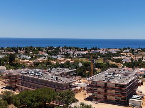 Willkommen in dieser luxuriösen Wohnanlage bei Carvoeiro, die Ihnen 74 High-End-Apartments mit zum Großteil tollem Meerblick bietet und von denen aktuell noch rund 8 Einheiten verfügbar sind. Die Wohnungen sind auf vier Gebäude aufgeteilt, deren zwei...