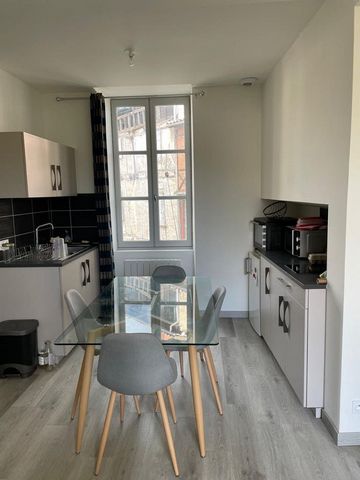 Schitterende studio van circa 25 m² gelegen in hartje centrum, volledig gerenoveerd in 2019 met ingerichte keuken en inloopdouche, elektrische verwarming. Parkeren voor de deur. Kelder mogelijk. Momenteel verhuurd voor  380 inclusief kosten. Zeldzaa...