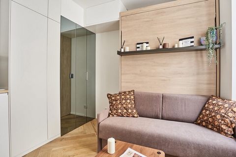 Superbe studio climatisé en rez-de-chaussée, au cœur du 7e arrondissement. Situé à quelques minutes à pied de la Tour Eiffel, à mi-chemin entre les Invalides et les Champs-Élysées, cet appartement récemment rénové est élégant, moderne, chaleureux, dé...
