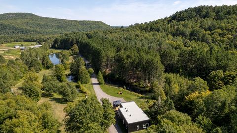 Un véritable domaine privé à moins de 30 minutes de Joliette! Sur un immense terrain de 1 992 123 pi², profitez de vos propres lacs poissonneux, parfaits pour la pêche à la truite. Potager, poulailler, arbres fruitiers, sentiers sur votre propre mont...