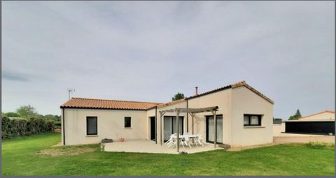 3 chambres, 1 bureau, double garage, bel espace en pelouse.