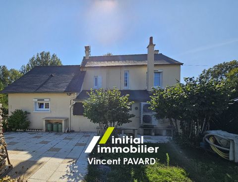 À MONTBAZON, maison AU CALME très bien entretenue, exposée SUD, d’environ 102m2 habitables avec 3 chambres possibilité 4, proche de toutes commodités, bus, commerces, écoles… Le bien se compose d'une entrée, un salon / salle-à-manger de 31m2 avec che...
