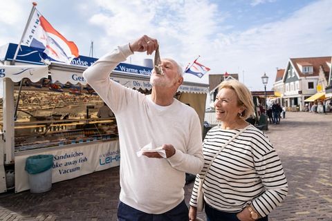 Beleef een rustgevende vakantie in deze stijlvolle, gerenoveerde woning met twee verdiepingen op Marinapark Volendam. Met een lichte woonkamer, smart-tv en een volledig uitgeruste open keuken – inclusief vaatwasser en magnetron – heeft u alles wat u ...