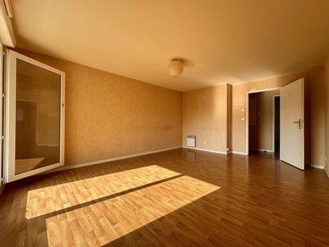 À vendre Bel appartement T3 à Notre-Dame-d’Oé (copropriété 2008) Situé au premier étage d’une résidence calme et bien entretenue datant de 2008, cet appartement lumineux de type 3 offre un cadre de vie agréable. Il se compose d’une entrée desservant ...