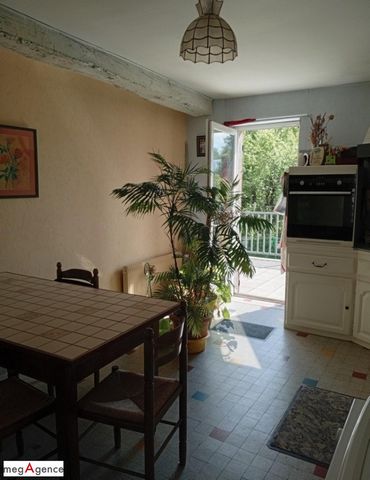 Maison 90 m² , 2 chambres, terrasse, garage, puits sur 655 m² de jardin.