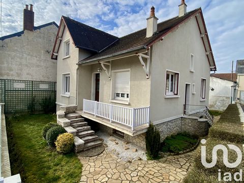 iad France - Ken PLUMEJEAU vous propose: Venez découvrir cette maison sur sous sol, à rénover, de 122 m²habitable sur un terrain de 292 m2. Elle se situe en plein centre ville de Montoire sur le loir. Tous les commerces sont à 5 min à pieds. Vous ête...