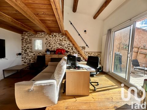 iad France - Karine Meschkat vous propose: Coup de cOEur assuré pour cette spacieuse maison de village pleine de charme entièrement rénovée avec soin et modernité, avec de beaux matériaux, pour offrir un cadre de vie chaleureux et confortable, allian...